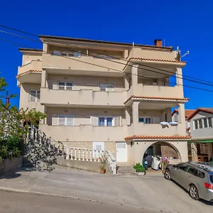 Apartments Marija Apartman Mundanije